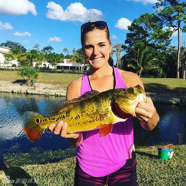 镜头捕捉到一位金色长发的美女球手布莱尔在绿茵场上的潇洒身姿，阳光洒落更添风采。