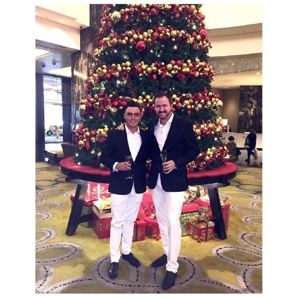 丹麦高尔夫组合克尔森与奥利森在世界杯夺冠后开怀大笑，紧紧拥抱，共同举起象征着国家荣耀的沉重奖杯。