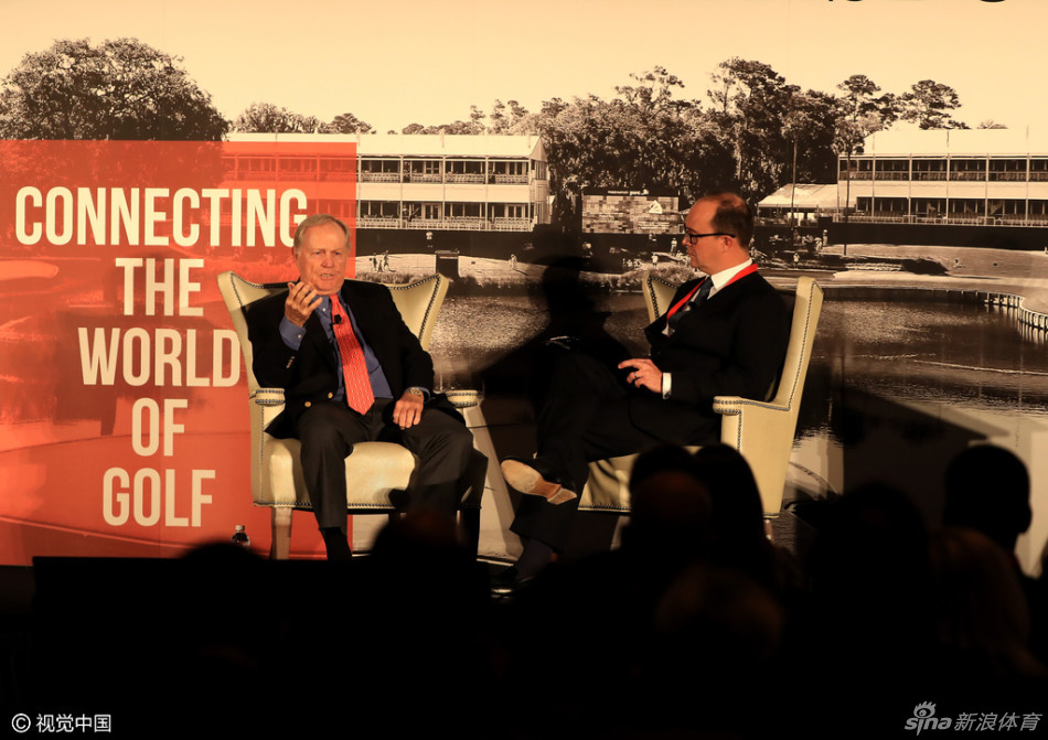 论坛现场，尼克劳斯与主持人深入交流，他时而点头赞同，时而从容回应，气氛融洽。