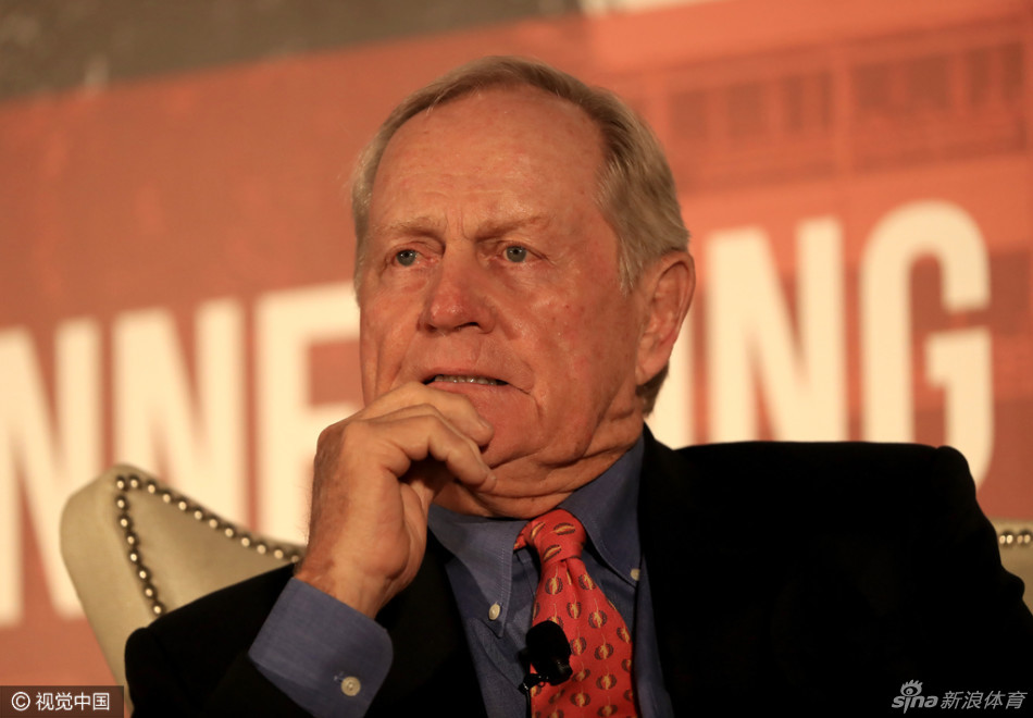 “金熊”陷入沉思，手指轻触下巴，仿佛在权衡关于纪录与传承的每一个字句。