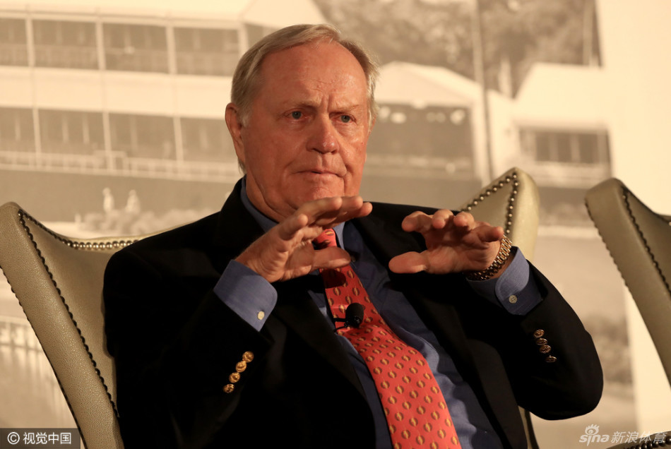 尼克劳斯与论坛主持人相视而笑，进行着轻松而富有深意的交流，智慧在对话中流淌。