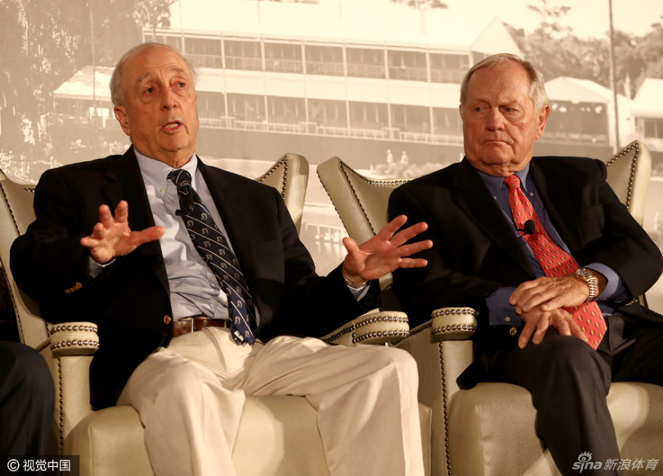 尼克劳斯面露睿智的笑容，仿佛正分享一个关于高尔夫未来的深远见解。