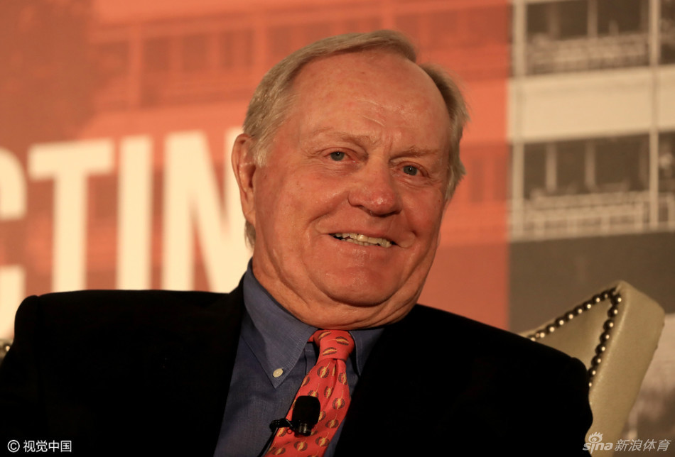 尼克劳斯精神矍铄地坐着，姿态放松但气场强大，尽显传奇球王的从容风范。