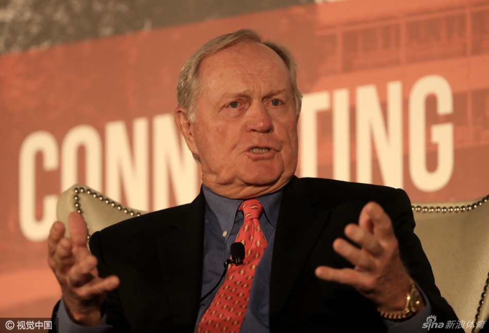 尼克劳斯神采奕奕，双手比划着阐述自己的观点，神情中既有对后辈的审视也有关切。