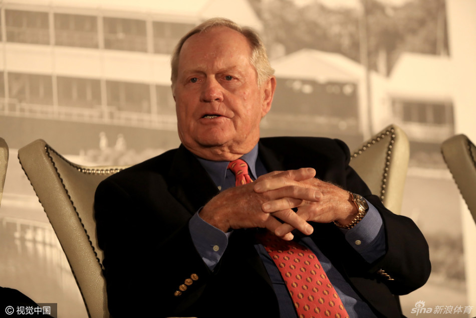 尼克劳斯阐明观点时手势坚定，目光如炬，传递出对高尔夫运动未来的坚定信念。