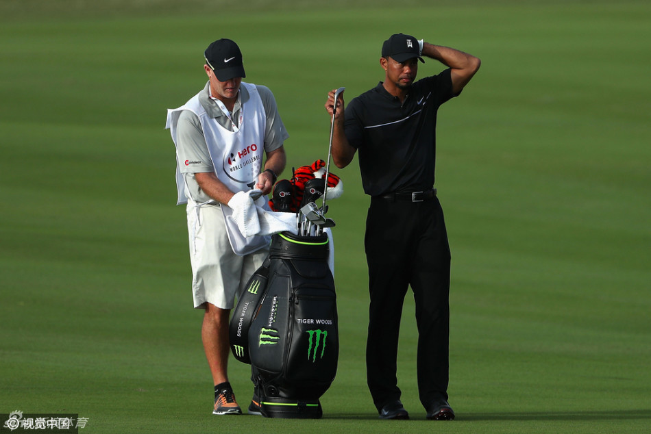 比赛结束，老虎伍兹向始终支持他的观众挥手致意，神情中夹杂着一丝疲倦与对未来的坚定。