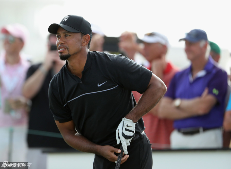 老虎伍兹复出瞬间，凝神静气准备开球，全场目光聚焦于他手中那支泰勒梅M2一号木。