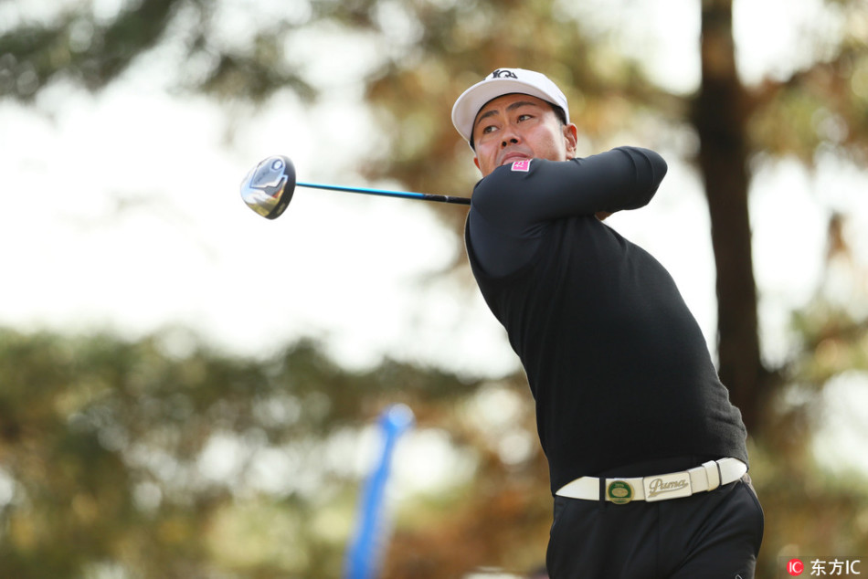 武藤俊宪在全神贯注地推杆，动作沉稳，追求极致精准