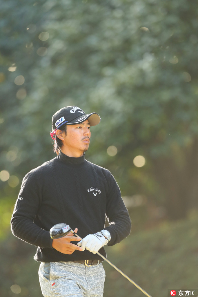 谷原秀人果岭边精细切杆，小球在空中划出优美弧线，直指洞杯