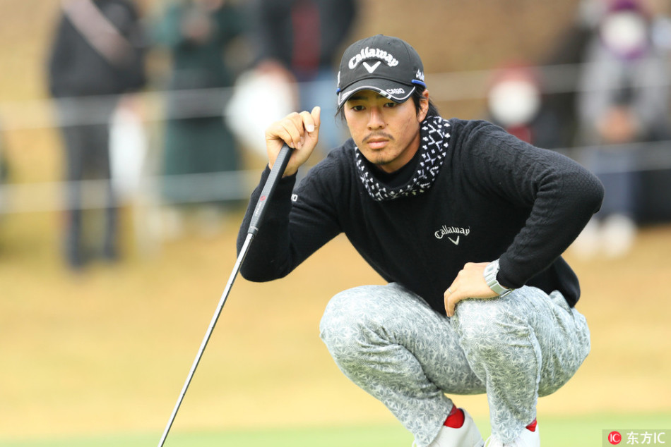 石川辽准备推击，全场目光聚焦于他与小白球之上，气氛凝滞