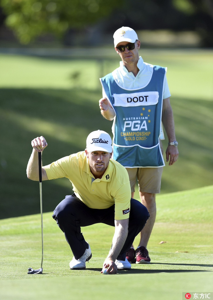 安德鲁·多特在黄金海岸的阳光下全神贯注地推杆,争夺澳大利亚PGA锦标赛的领先位置。