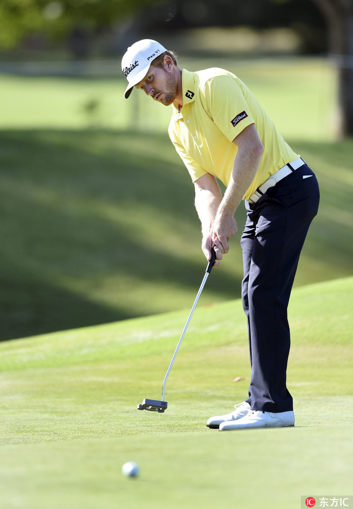 领先者安德鲁·多特在完成一次漂亮的挥杆后,自信地目送小白球飞向目标。