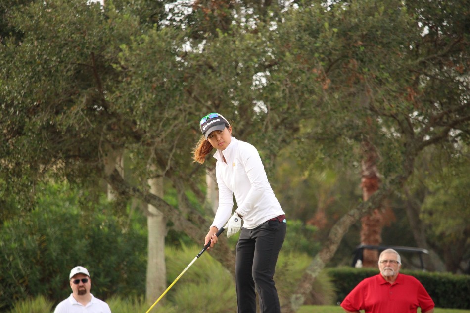 畑冈奈纱侧身观察球道形势，微蹙眉头思索下一杆的策略