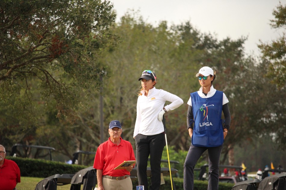 陈芷澄在球道上轻松观战，笑容中充满对比赛的享受与期待