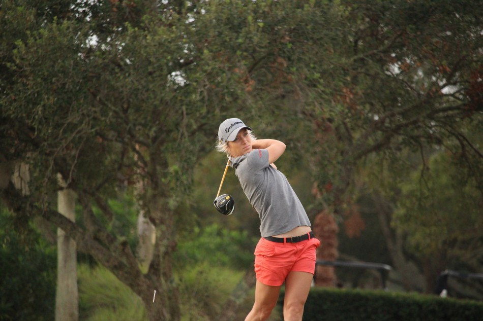 潘纳拉特在沙坑中冷静救球，沙砾飞扬瞬间展现精湛的短杆技术