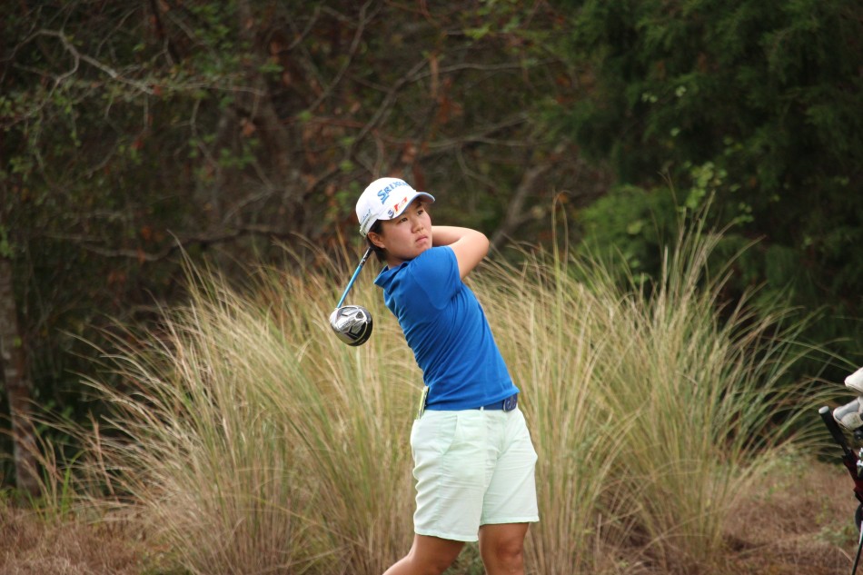 畑冈奈纱凝神审视果岭推杆线路，目光如炬展现超越年龄的沉稳