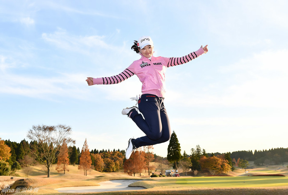 父女俩头碰头亲昵相靠，笑容灿烂，共享胜利的甜蜜与亲情的温暖