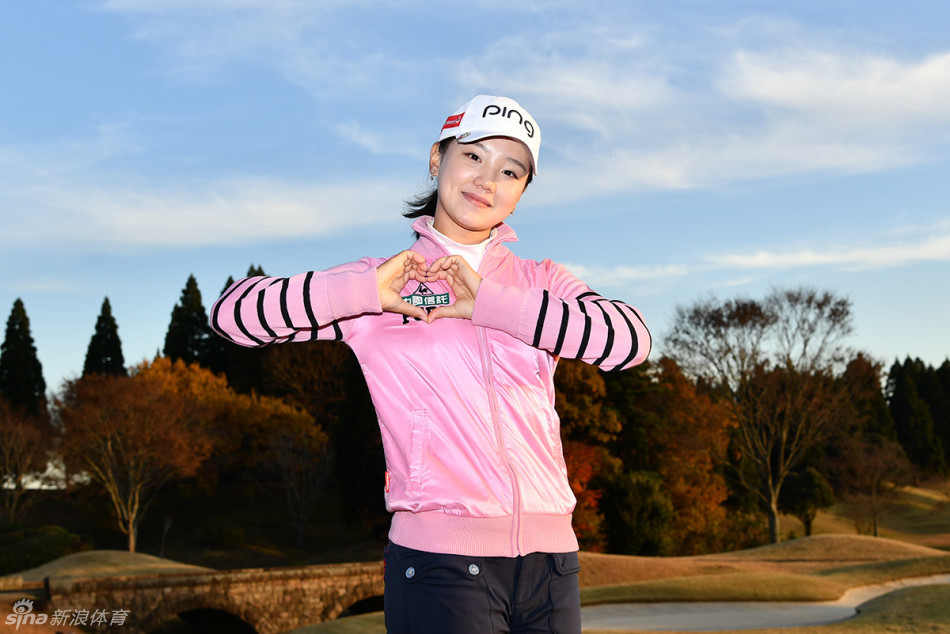石昱婷在绿茵场上潇洒挥杆，身姿矫健，白色的高尔夫球划破长空飞向目标