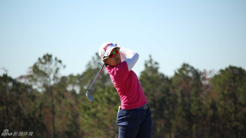 球员在沙坑中救球，沙粒飞溅瞬间凸显了比赛的技术难度与紧张氛围