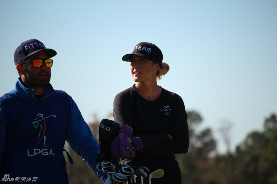 比赛在佛罗里达州的LPGA国际高尔夫俱乐部举行，图中为风景优美的球场湖泊与果岭景观