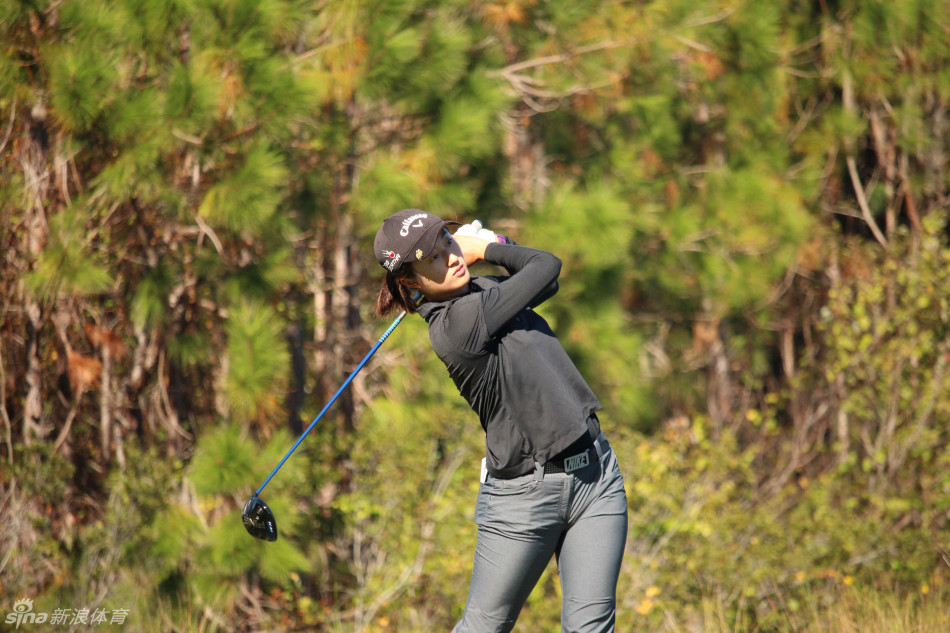 中华台北小将程思嘉在果岭边冷静地处理一切一推，展现出扎实的短杆技术