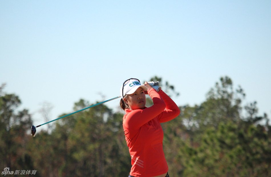 中国选手刘钰在比赛中进行关键的铁杆击球，表情沉着坚定