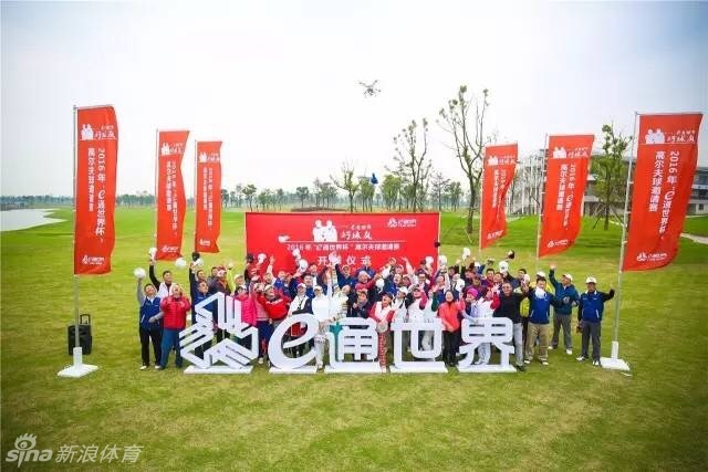 黄银贤先生为总杆冠军颁发精美奖杯，冠军脸上洋溢着胜利的喜悦