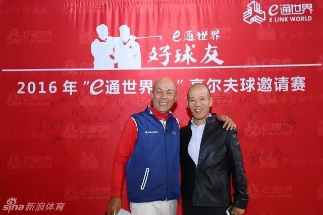 黄银贤先生与总杆前三名获奖者一同手持奖杯，共同庆祝比赛的圆满成功