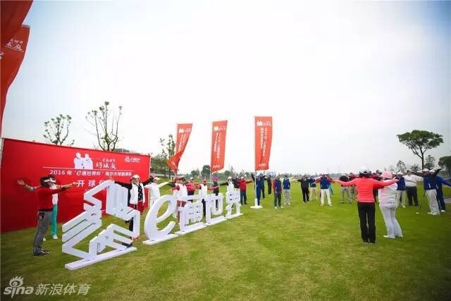 赛事主办方黄银贤先生与嘉宾亲切合影，背景是开阔的高尔夫球场绿地