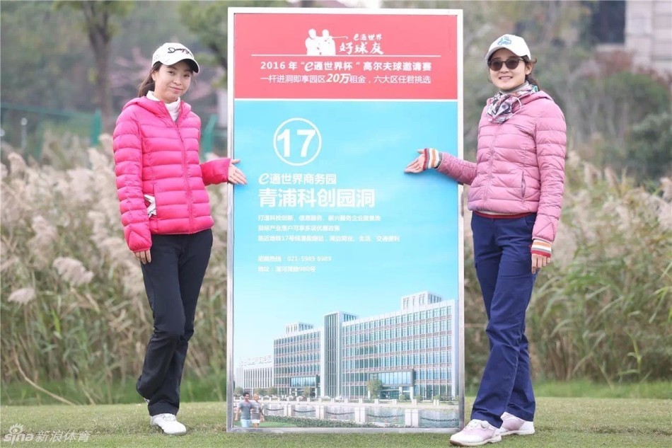 现场嘉宾齐聚一堂，在轻松愉悦的氛围中欣赏精彩表演，共度美好时光