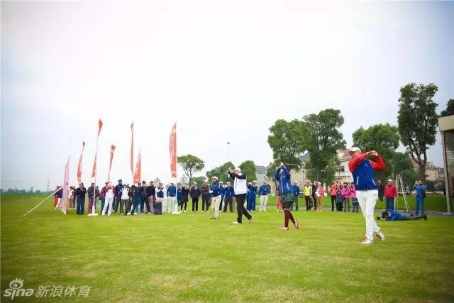 球员专注进行赛前热身挥杆，阳光下的身姿舒展而充满力量