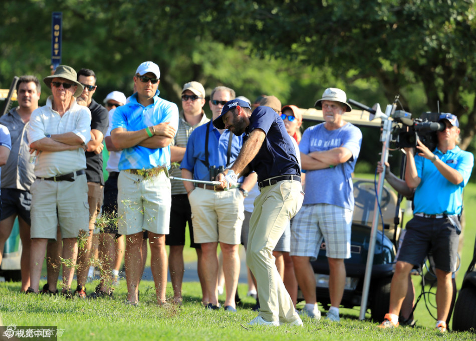 英格兰球手克里斯-汉森在树林中谨慎处理球位，试图将球安全地送上球道。
