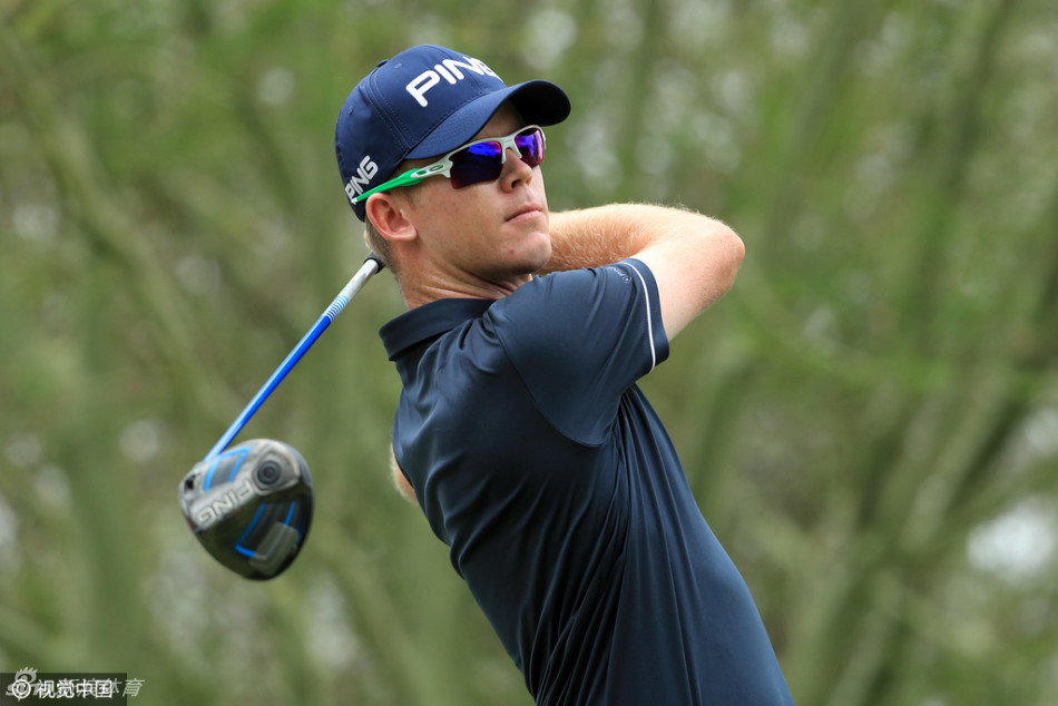 布兰登·斯通在美洲虎溪球场全神贯注地推杆，眼神中充满了对胜利的渴望。