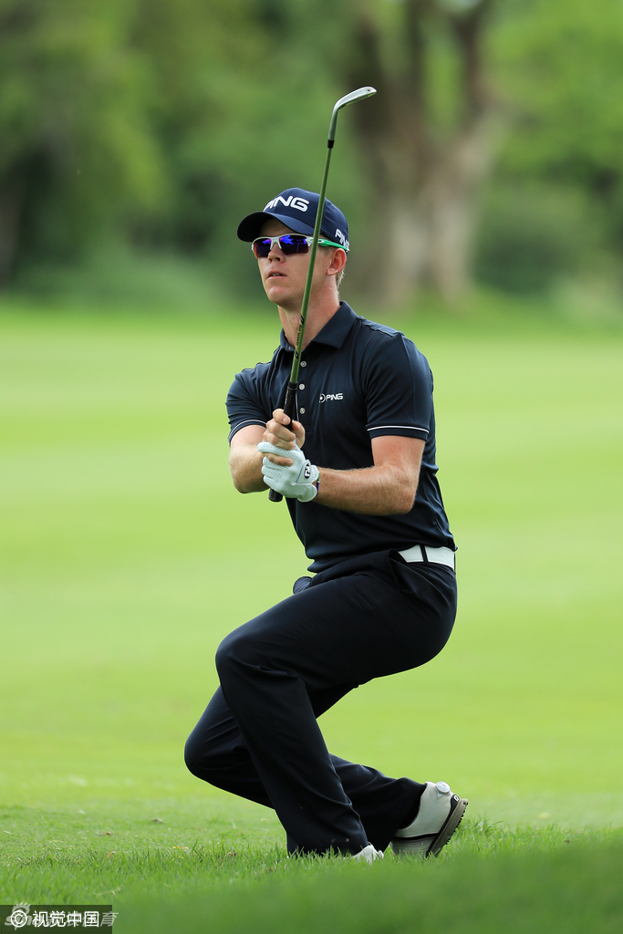 美洲虎溪俱乐部经典的半岛型果岭伸向水面，风景如画，对击球精度是极大的考验。