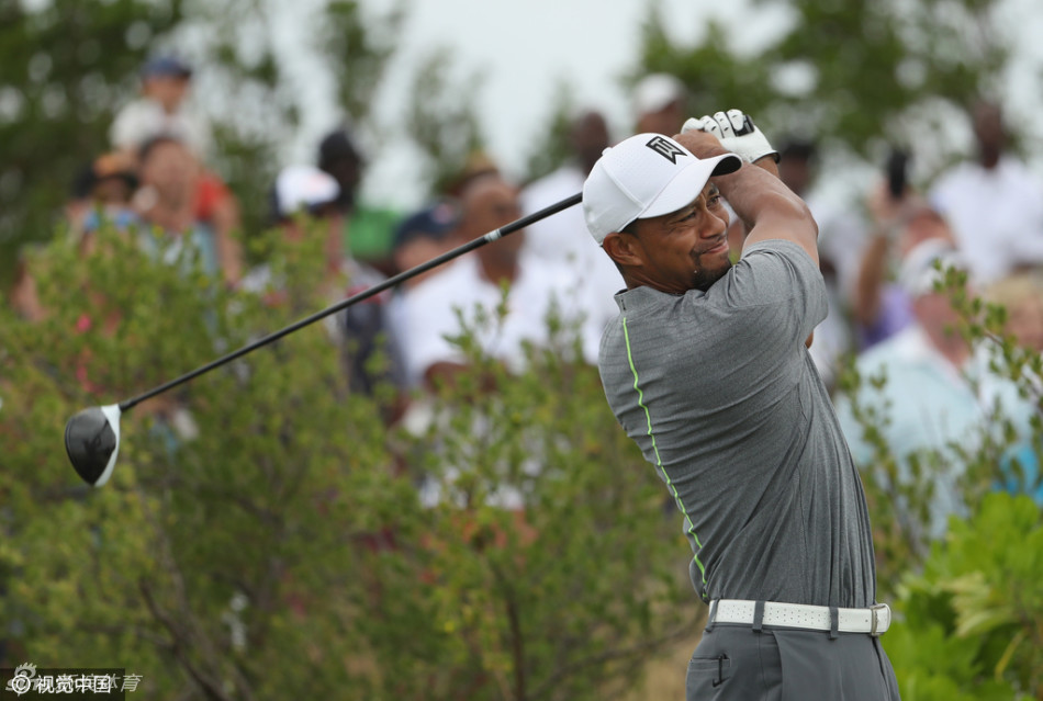 伍兹与福勒在比赛中并肩而行，同组竞技的两人共同构成了球场上一道默契的风景