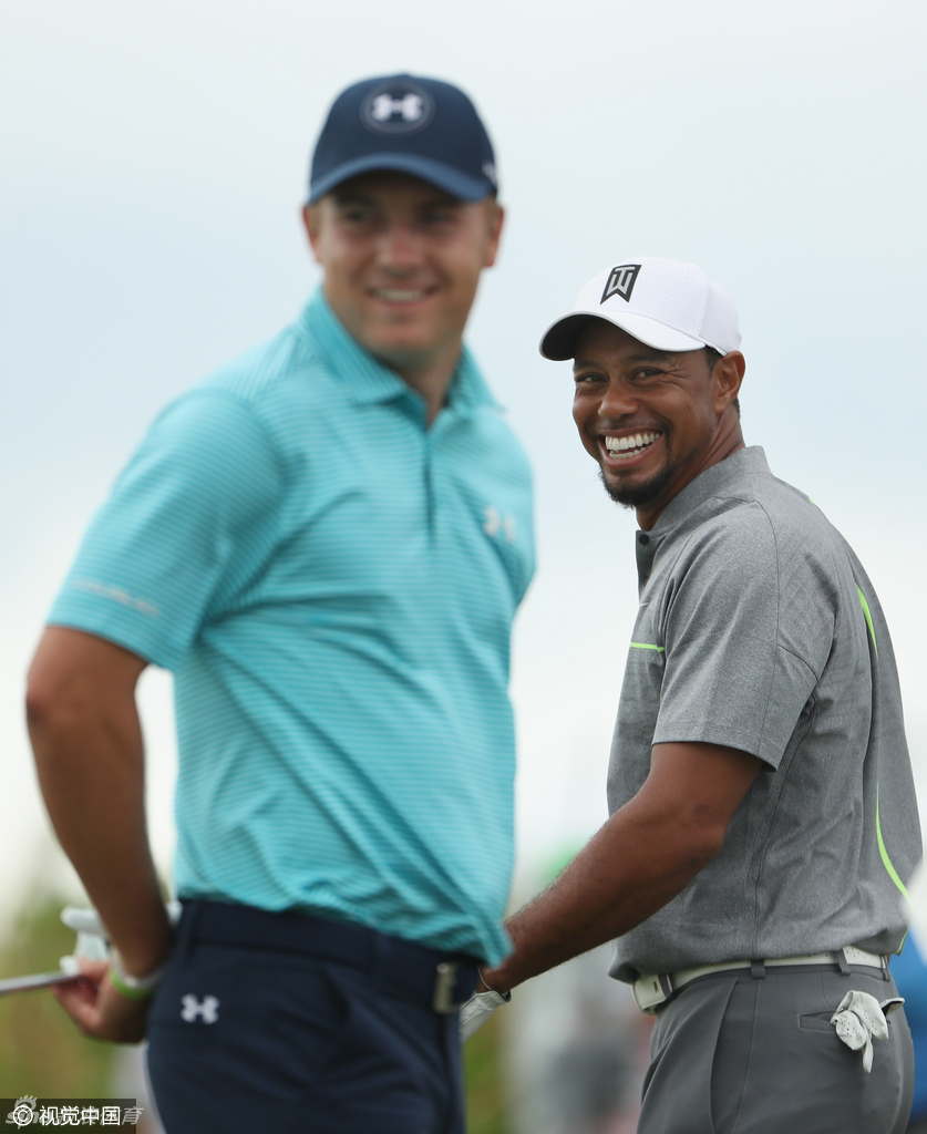 瑞奇·福勒在比赛中优雅切球，小球划过一道精准的弧线，直奔洞杯而去