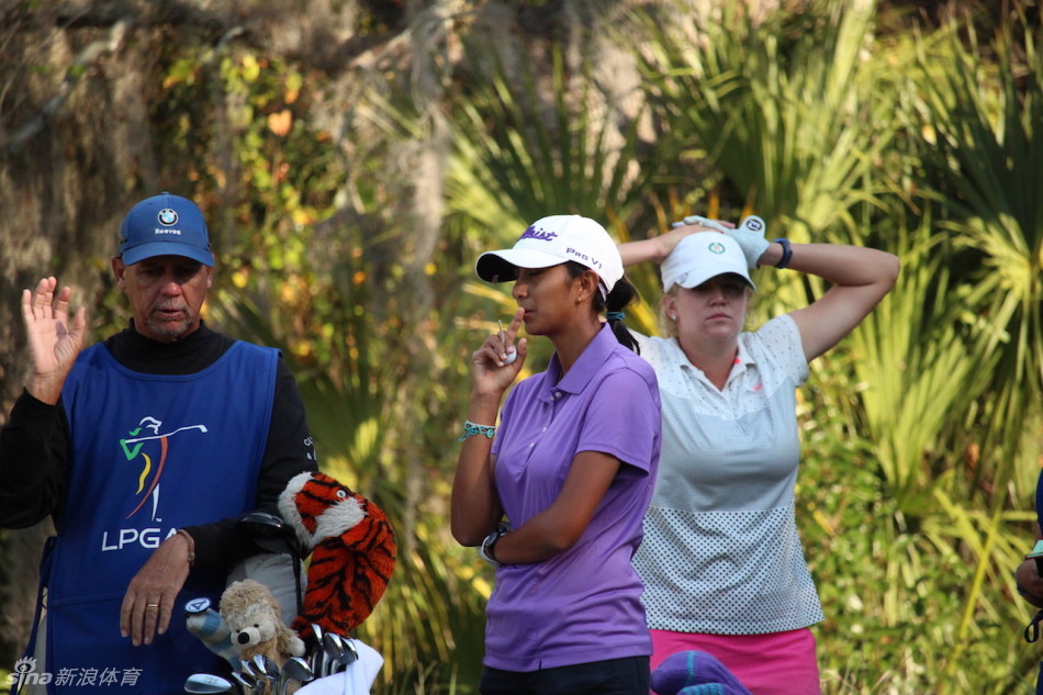 刘钰全神贯注准备推杆，她的眼神坚定，对决赛轮充满渴望与决心