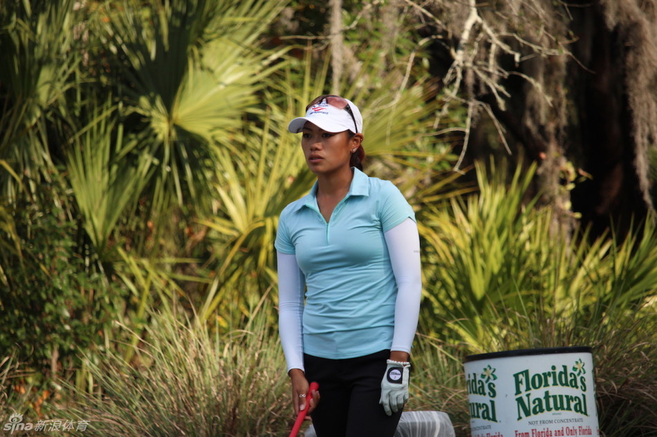 罗莹在球道上优雅挥杆，身姿舒展，大学毕业后即将开启的职业生涯充满希望