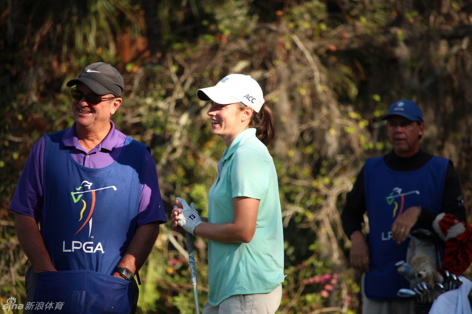 中国高尔夫新生代在赛场并肩前行，她们的背影象征着中国力量在世界高坛的崛起