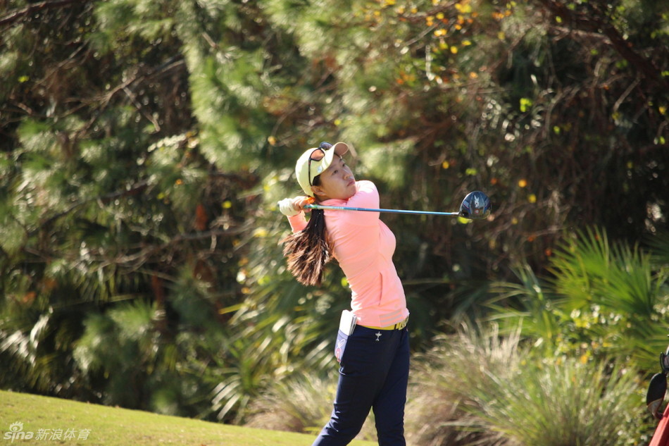 刘瑞欣在果岭边凝神观察球线，阳光洒在她专注的脸庞上，决胜轮的挑战近在眼前