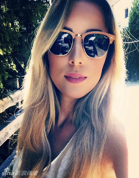 夕阳下完美的收杆姿态,身影修长而稳定,尽显高尔夫运动之优雅