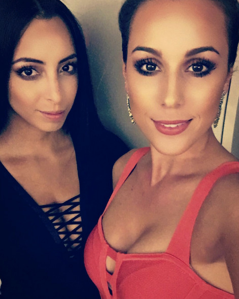 球场复古建筑前,身着优雅运动装的球手凝望远方,宛如中世纪画卷