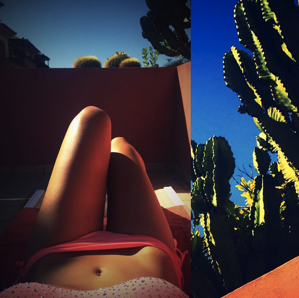 女球手阳光下自信展现健康身材,运动背心勾勒出充满活力的马甲线