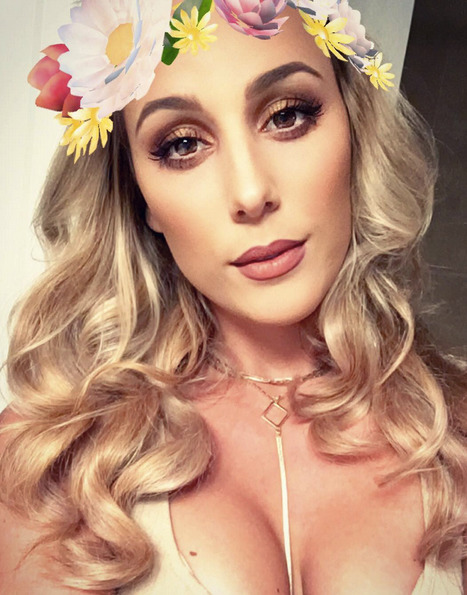 金发女球手在晨光中潇洒挥杆,墨镜映出远方果岭的轮廓