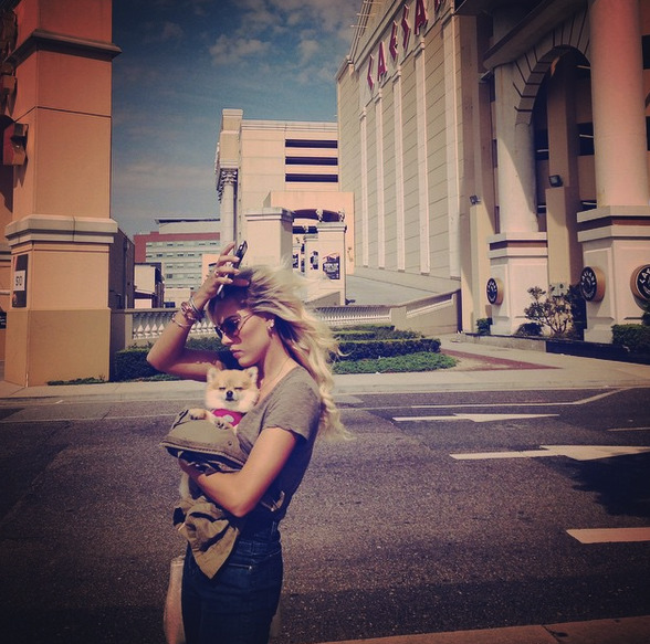 好友相聚果岭,面带笑容共同研究推杆路线,氛围轻松愉快