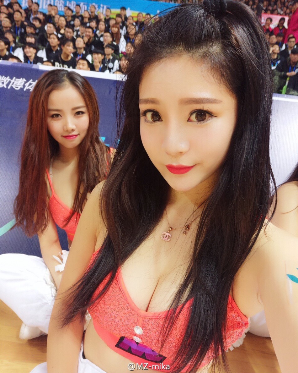 赛场上的蒋诗晴马尾高束，身着亮黄色运动背心，马甲线清晰可见，每一个舞姿都迸发着青春的活力与动感