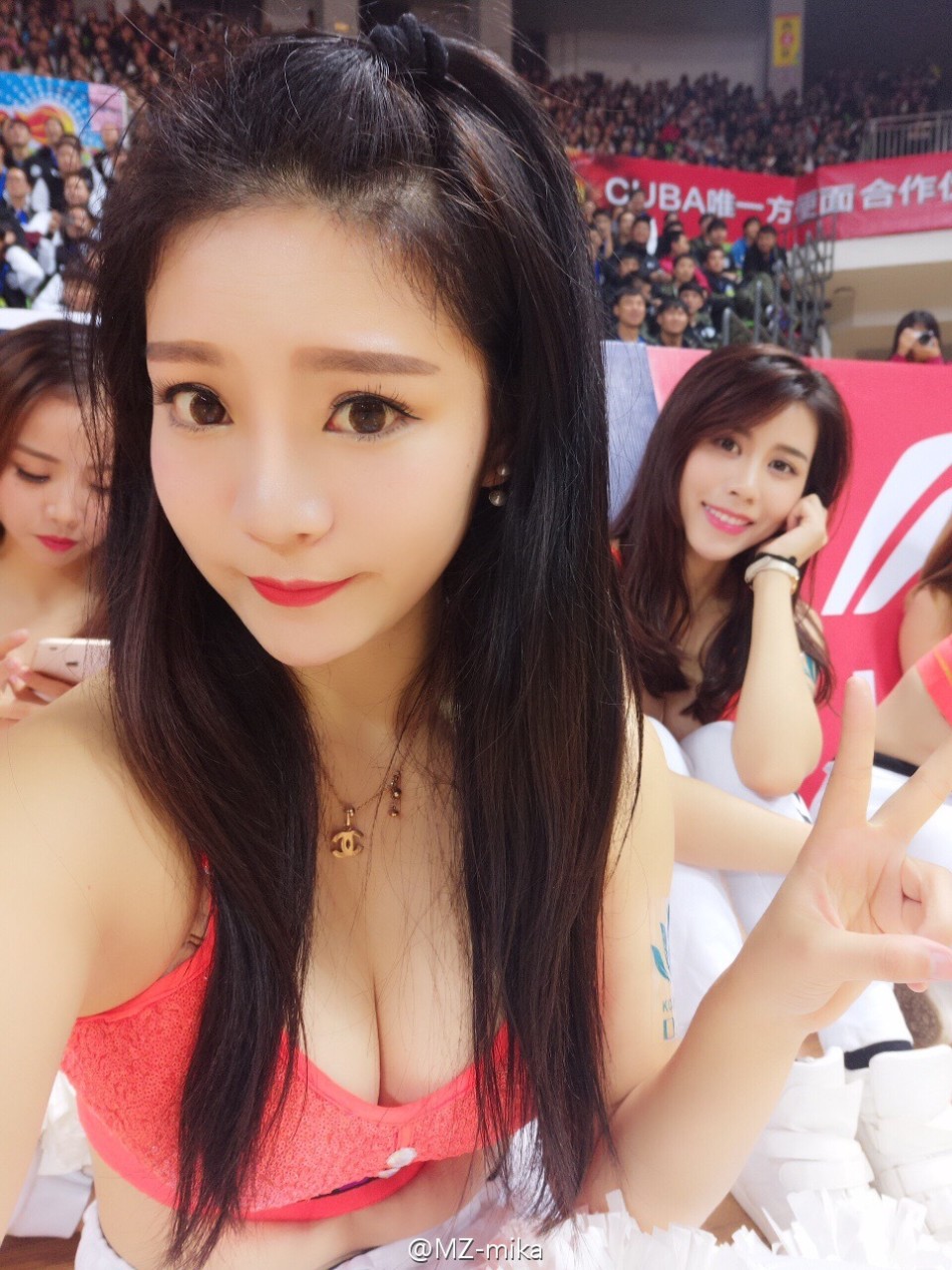 蒋诗晴一头浪漫卷发披肩，身穿简约白色吊带，优越的锁骨和肩颈线条展露无遗，气质清纯又带着一丝小性感