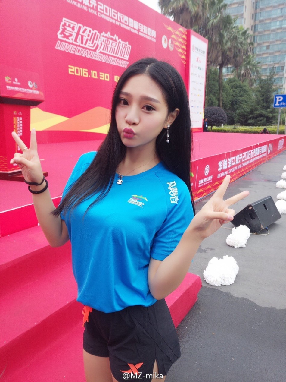 换上清新私服的蒋诗晴，笑容甜美可人，展现出邻家女孩般的亲切感，与其在赛场上的火辣形象形成鲜明反差萌