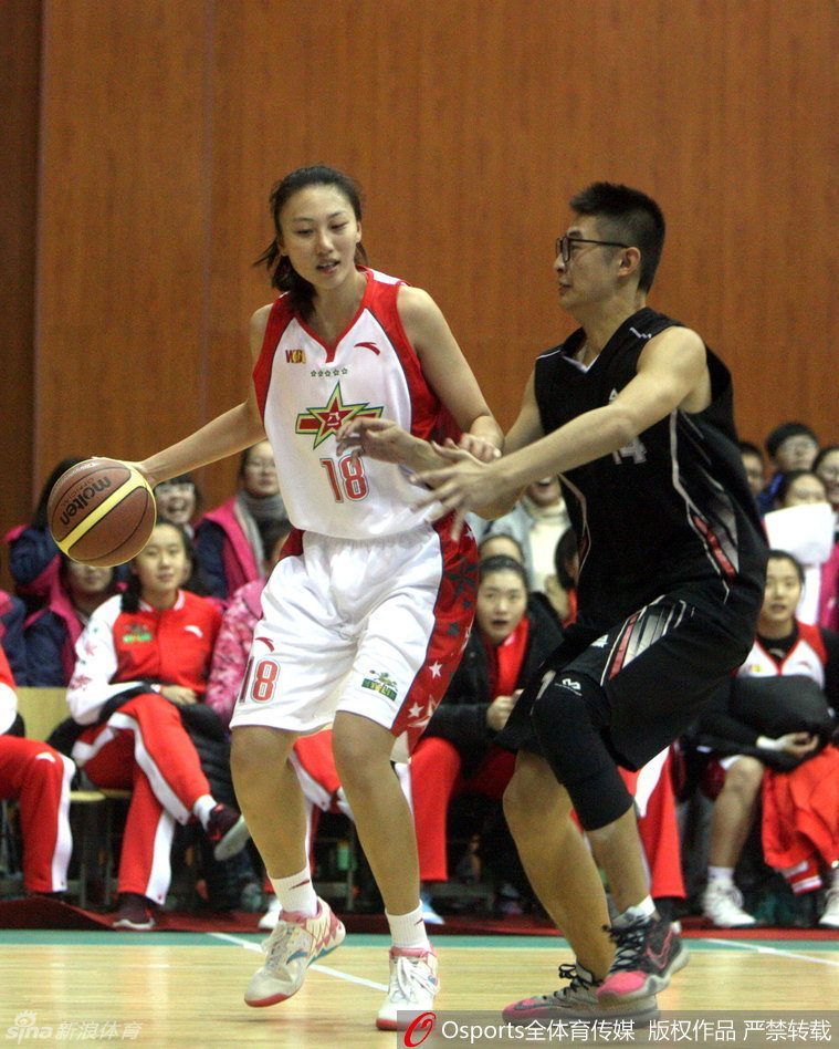 八一队员面对防守果敢跃起投篮，虽然对手身材高大，但女篮姑娘动作依然舒展自信