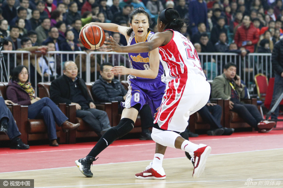 山西女篮射手在三分线外果断起跳，皮球划过指尖，一道完美弧线直坠网窝，点燃全场激情